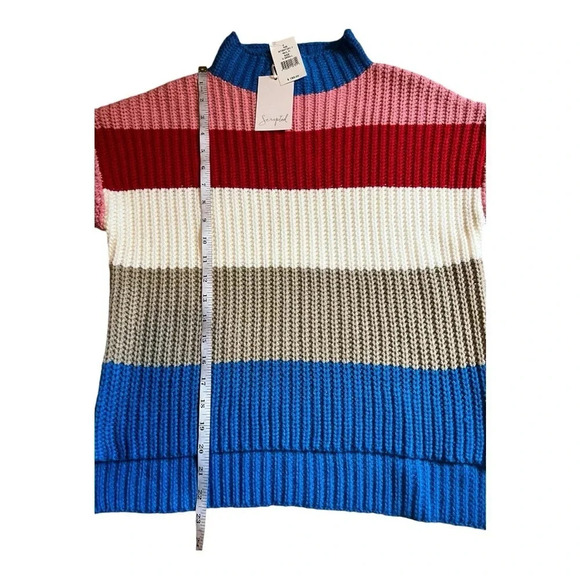 Scripted Color block sweater with side slits, slight bell sleeve and mock neck - Picture 3 of 4